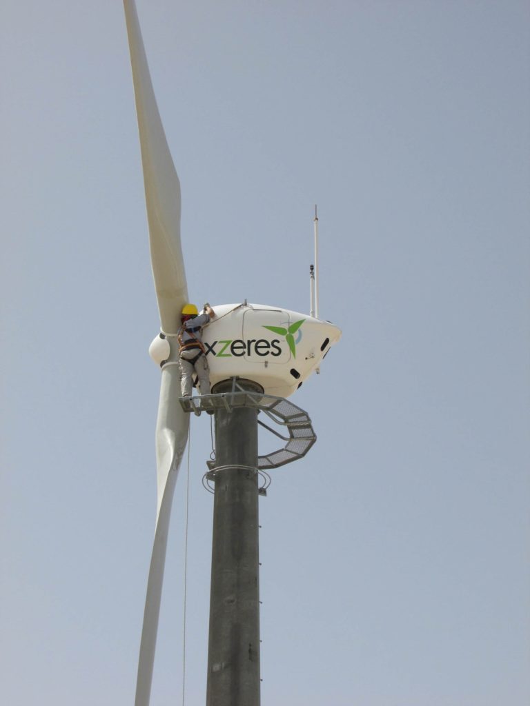 安装在Xzeres 51kw社区规模风涡轮机上的FT702超声波风传感器