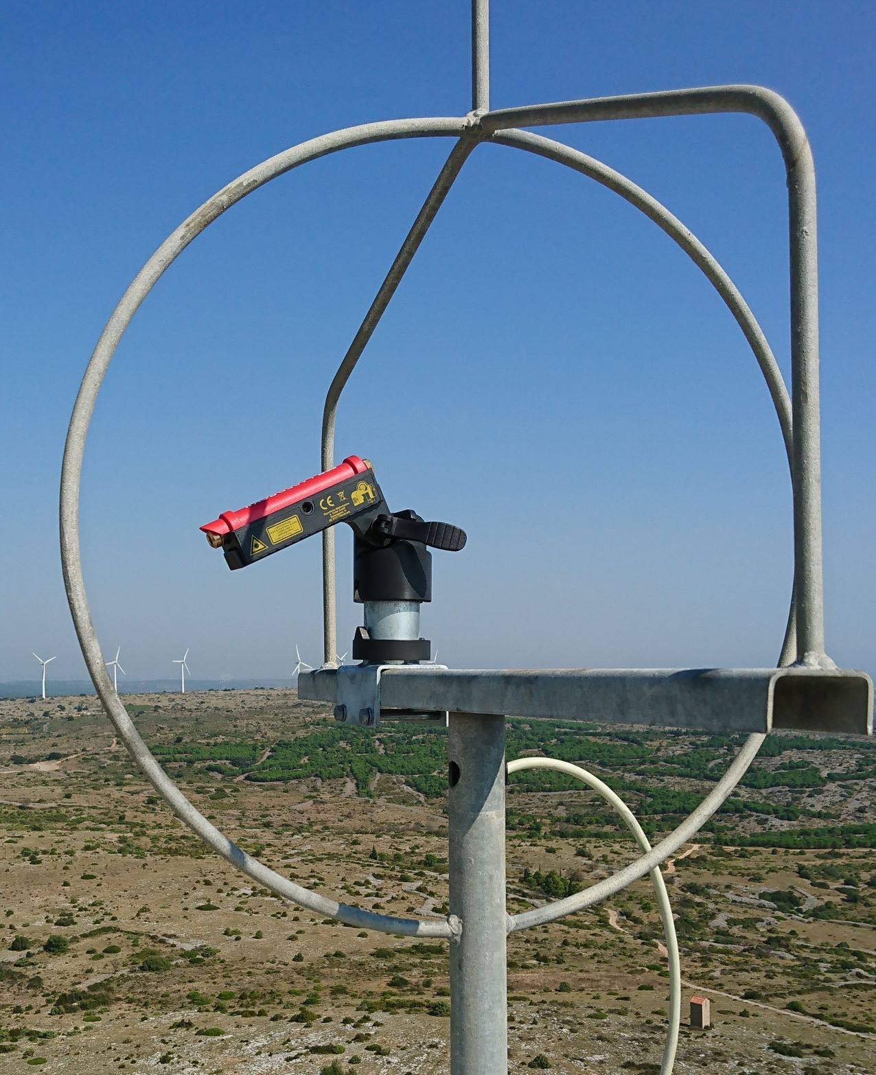 Sensor ultrassônico de vento FT742-DM50 sendo montado em uma turbina eólica usando o colar de alinhamento e a ferramenta de alinhamento a laser