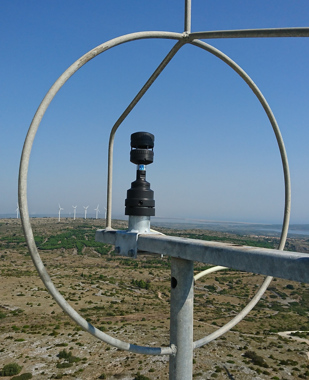 Ultraschall-Windsensor FT742-DM50 bei der Montage auf einer Windturbine mit Hilfe des Ausrichtungskragens und Laser-Ausrichtungswerkzeug.