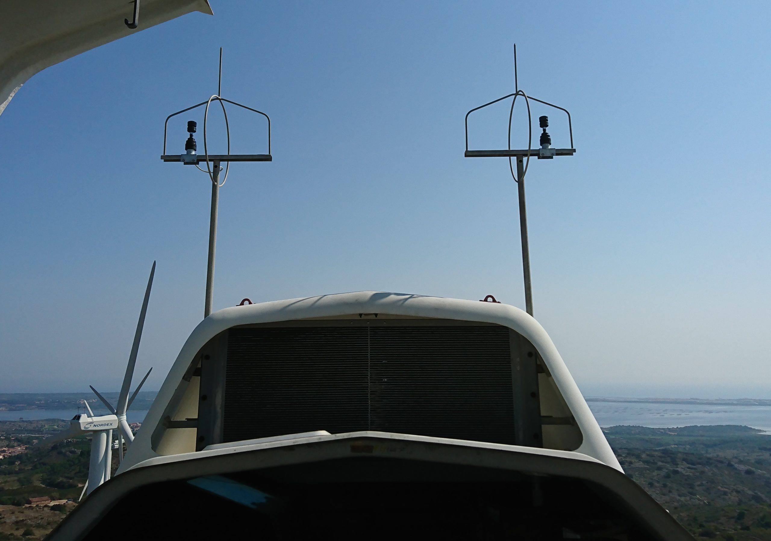 フランスの風力タービンの被雷輪内に取り付けられているFT742-DM50超音波風センサー