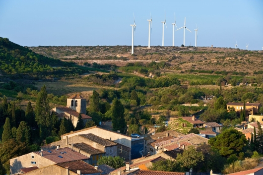 Turbinas eólicas con vistas a una ciudad en el suroeste de Francia Sensor de viento ultrasónico FT742DM-50